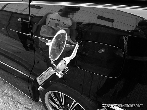 加害車両に突き刺さったブレーキレバーとマスター・シリンダー